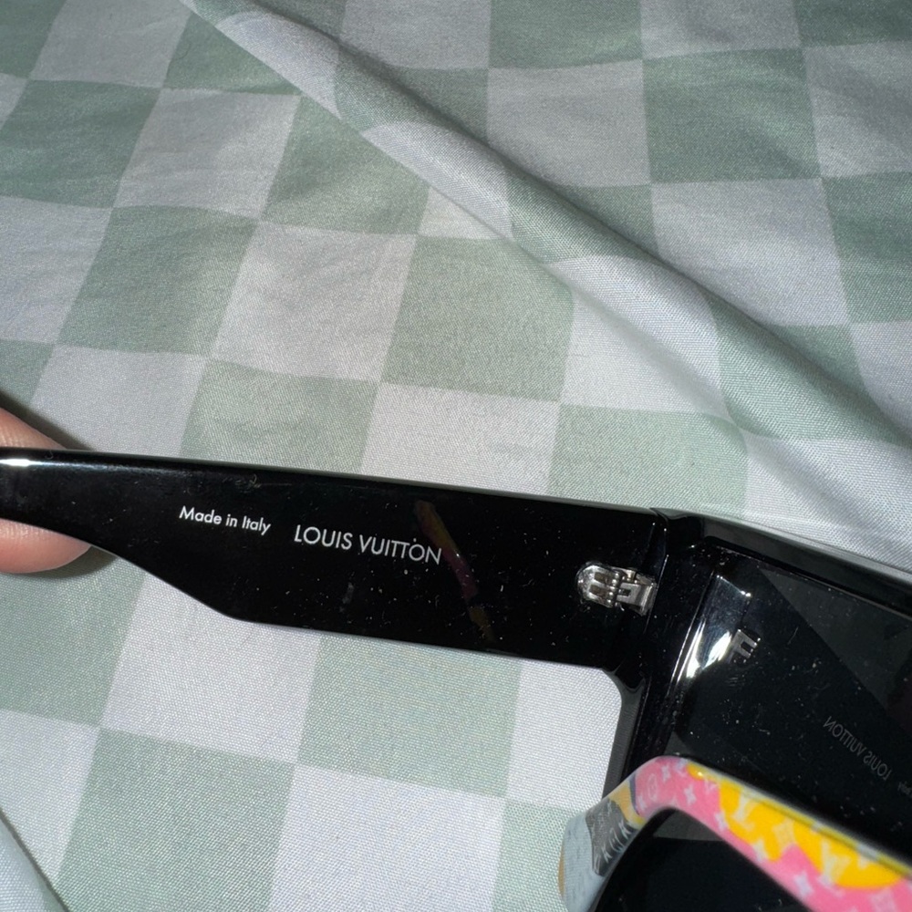 Stylish Black Sunglasses - Picture 3 of 5